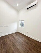 2126 NW 24th St in Miami, FL - Foto de edificio - Building Photo