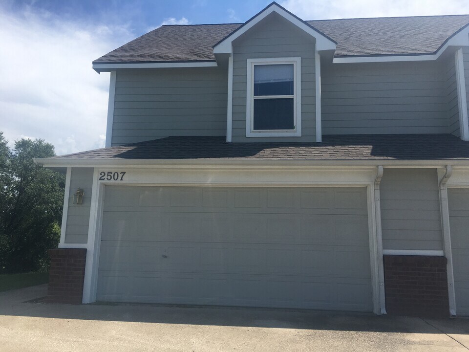 2507 Crestline Cir in Lawrence, KS - Building Photo