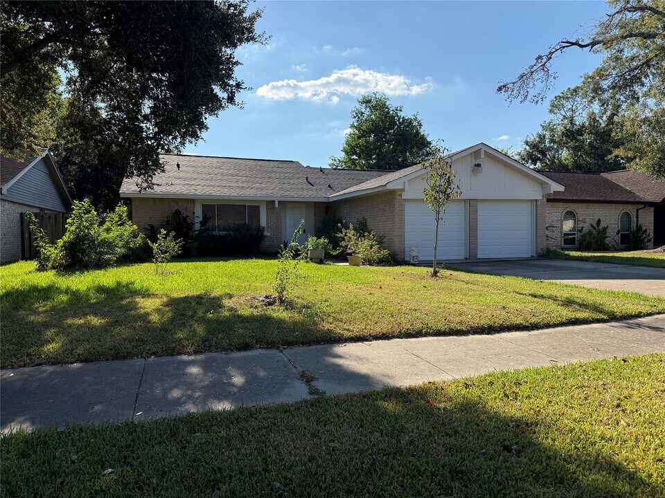 2802 Valley Forest Dr in Missouri City, TX - Building Photo