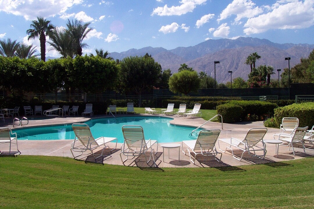 401 El Cielo Rd in Palm Springs, CA - Building Photo