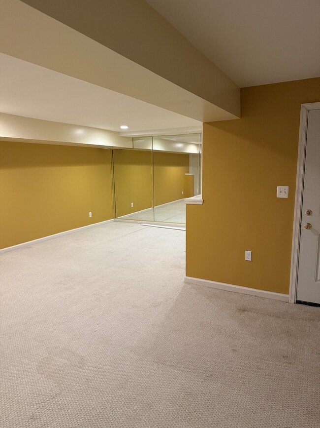 5802 Hampton Forest Way in Fairfax, VA - Foto de edificio - Building Photo