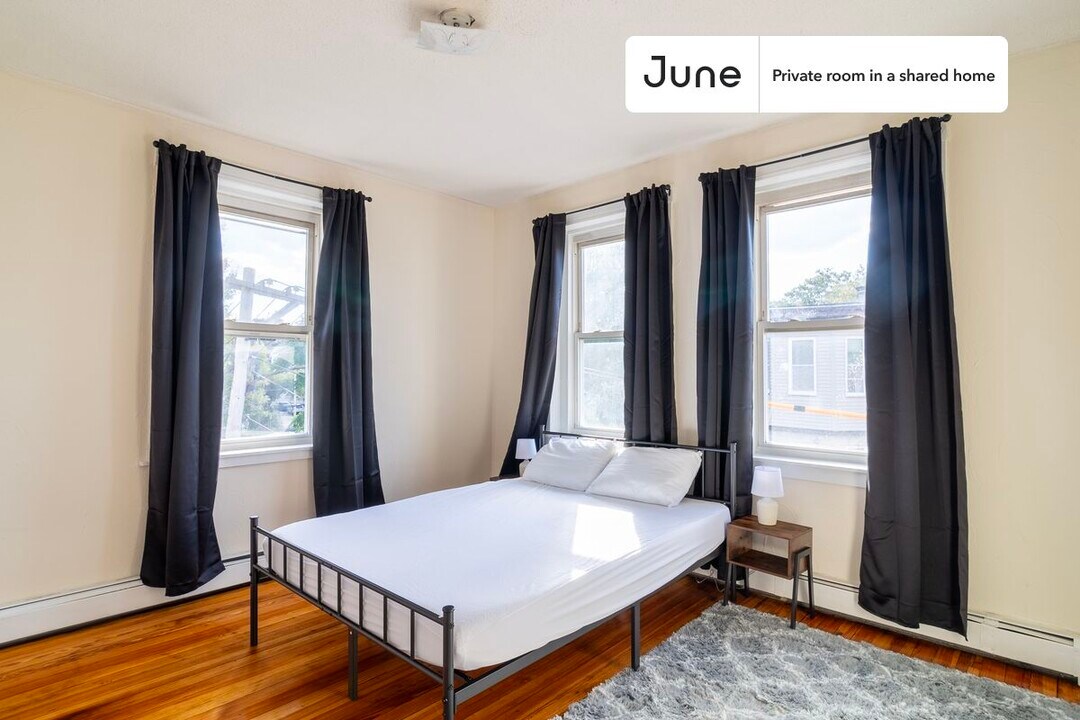 Private bedroom in 3 bed/1 bath Home in Boston, MA - Building Photo