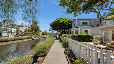 422 Carroll Canal in Venice, CA - Building Photo - Building Photo