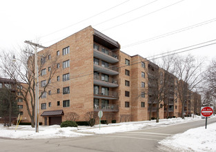 Plaza Des Plaines in Des Plaines, IL - Building Photo - Building Photo