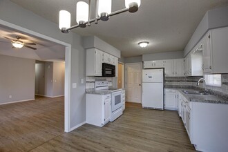 1044 W Lindberg St in Springfield, MO - Building Photo - Building Photo