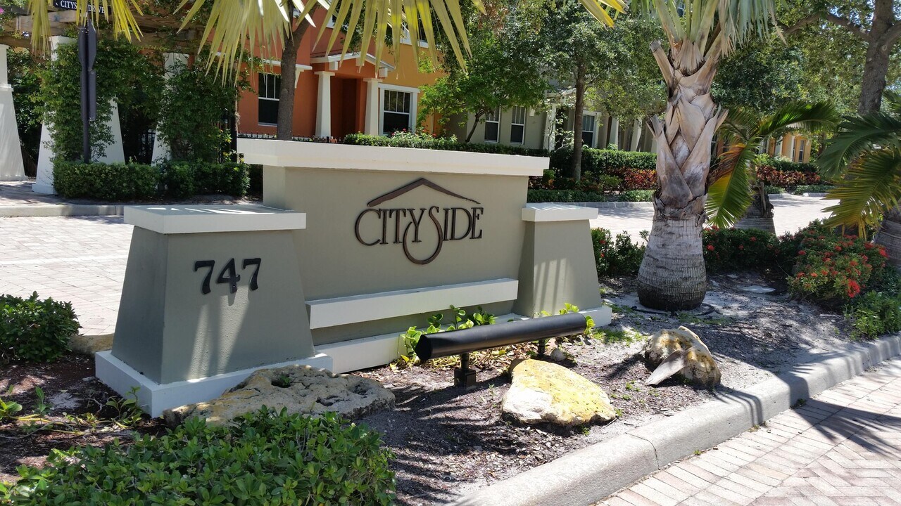 669 Pacific Grove Dr in West Palm Beach, FL - Building Photo