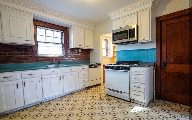 81 Beechcroft St, Unit 1 in Boston, MA - Foto de edificio - Building Photo