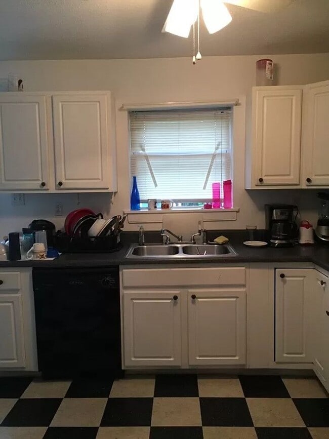 property at 1208 W Clay St