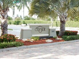 990 Millbrae Ct in West Palm Beach, FL - Building Photo