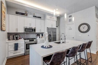 731 St Charles Ave in New Orleans, LA - Building Photo - Building Photo