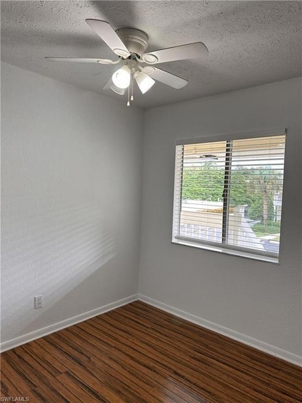 4629 Bayshore Dr in Naples, FL - Foto de edificio - Building Photo