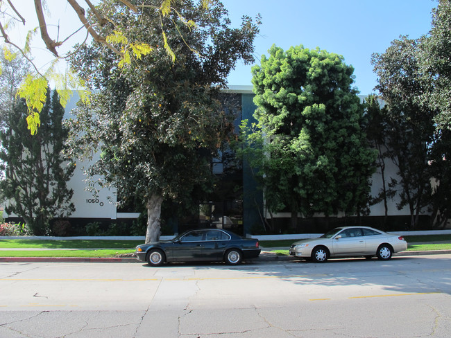 10500 Moorpark St in Toluca Lake, CA - Building Photo - Building Photo