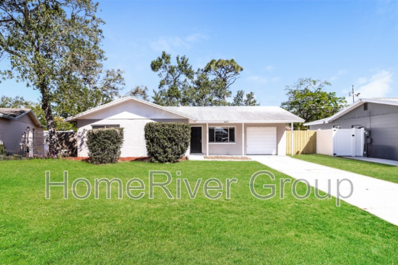 8591 79th Ave N in Seminole, FL - Foto de edificio