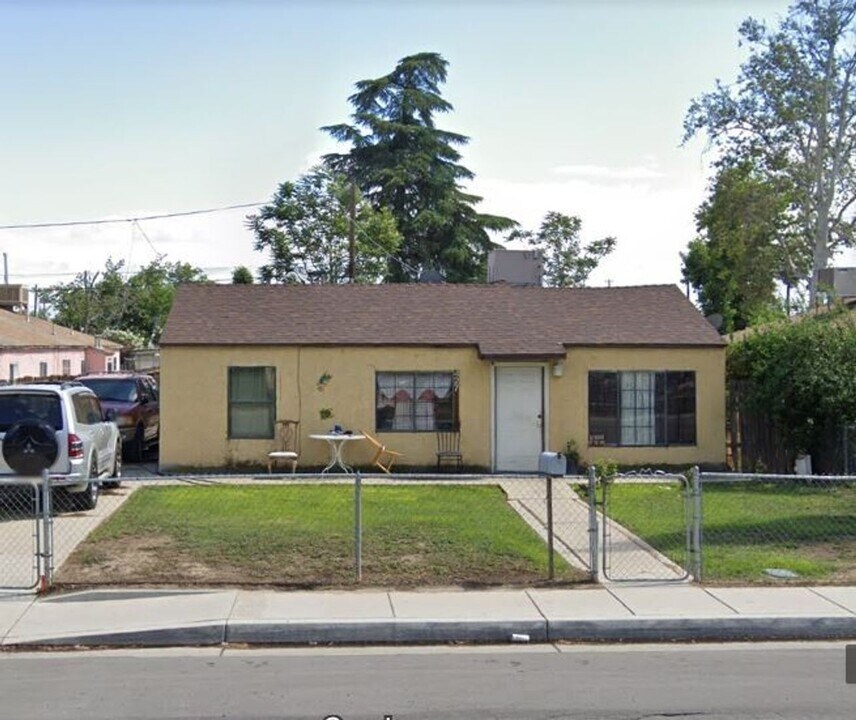 427 4th St in Bakersfield, CA - Building Photo