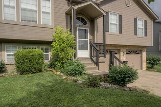 612 NE Topaz Dr in Lee's Summit, MO - Building Photo - Building Photo