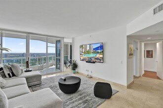21205 Yacht Club Dr in Aventura, FL - Building Photo - Building Photo