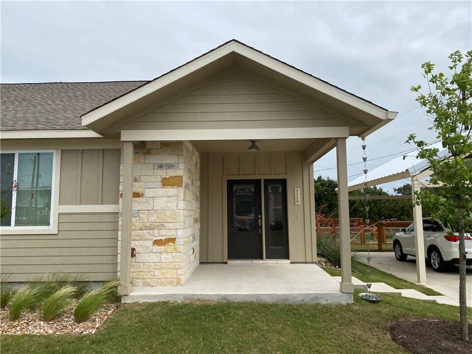 325 Rose Dr in Dripping Springs, TX - Building Photo