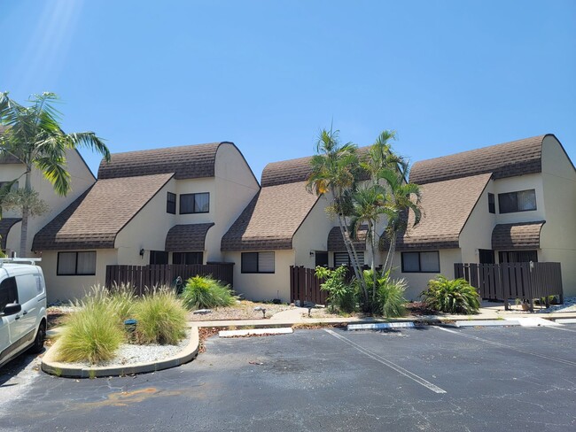 1170 Lake McGregor Dr in Ft. Myers, FL - Foto de edificio - Building Photo