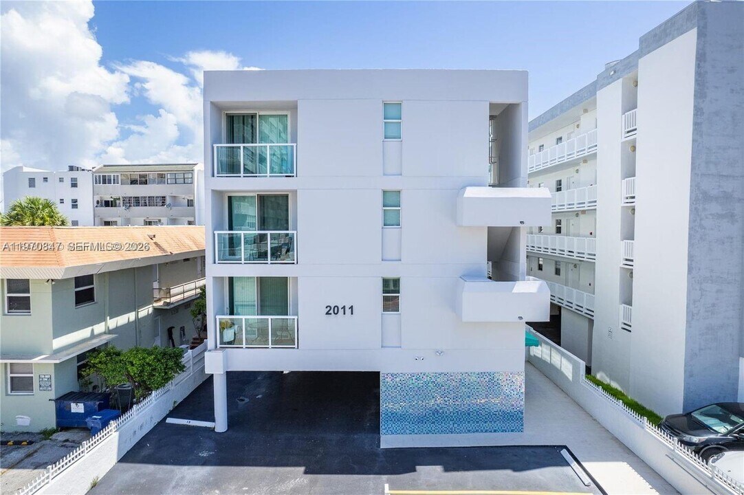 2011 Bay Dr in Miami Beach, FL - Foto de edificio