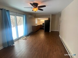 47 Quassuk Rd in Woodbury, CT - Building Photo