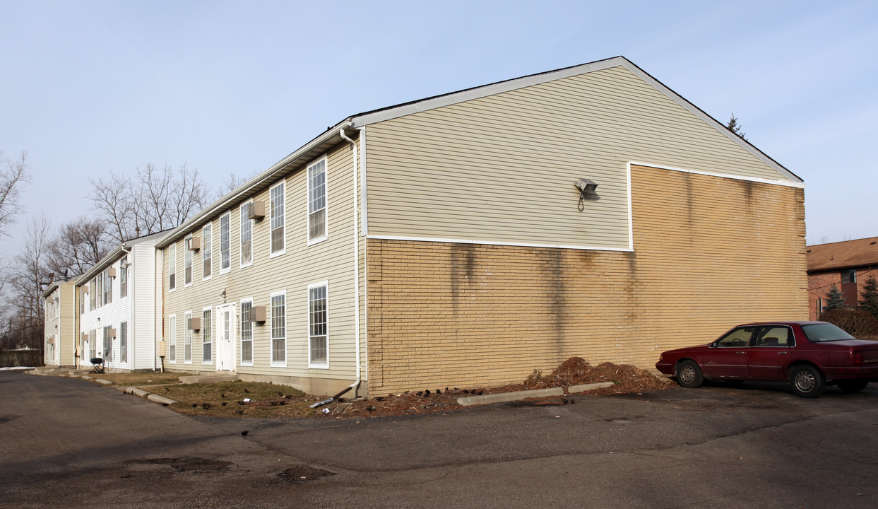 Lovington Village in Troy, MI - Building Photo