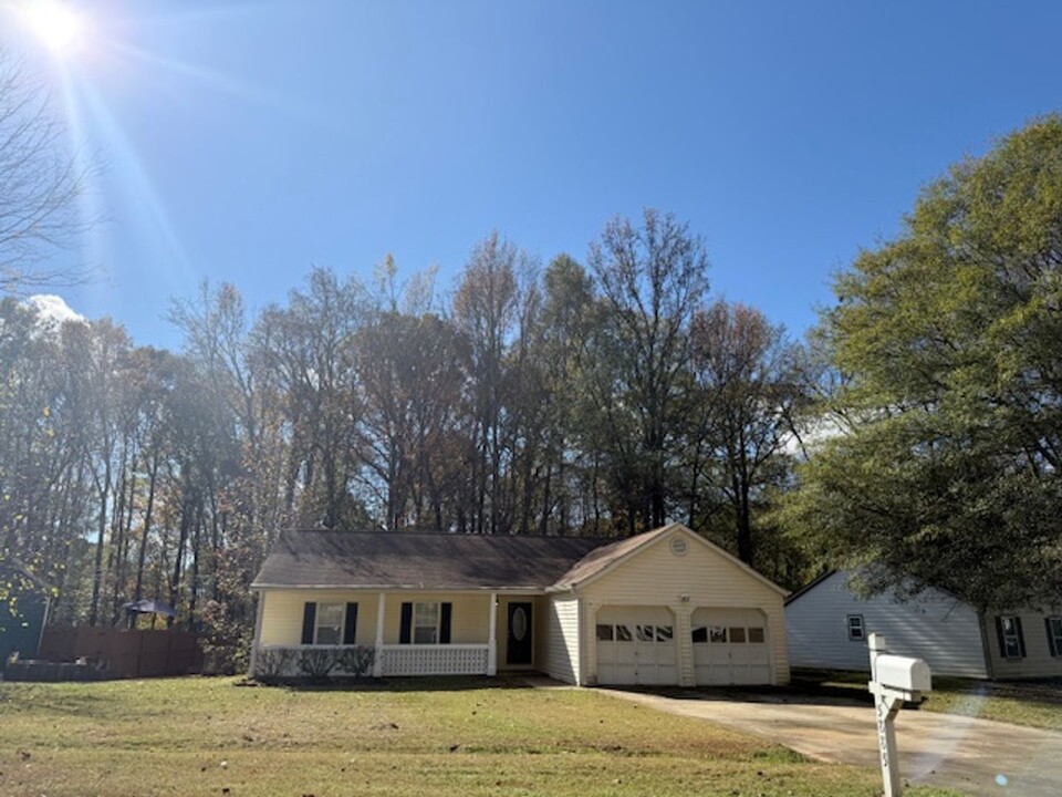 5885 Homestead Cir in Rex, GA - Building Photo