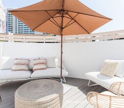 6873 Franklin Ave in Los Angeles, CA - Building Photo - Building Photo