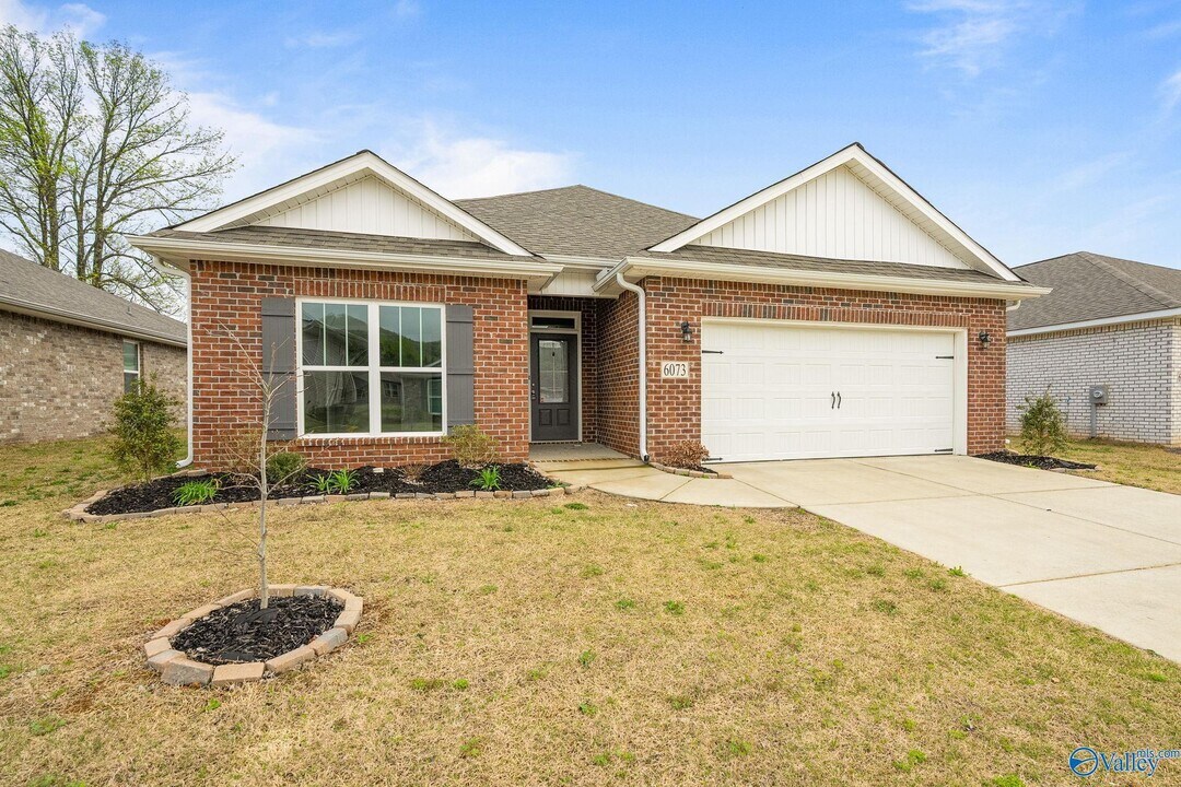 6073 Thorntons Way Cir NW in Huntsville, AL - Building Photo