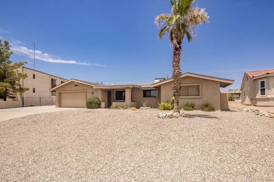 1801 Walnut Dr in Lake Havasu City, AZ - Building Photo