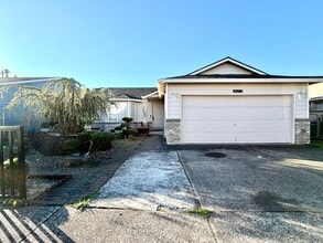 2607 SE 84th Ave in Portland, OR - Building Photo - Building Photo