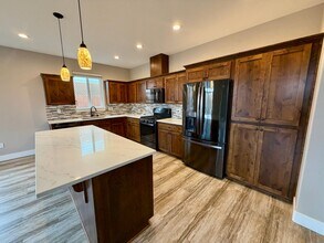 830 Covey Run St in Independence, OR - Building Photo - Building Photo