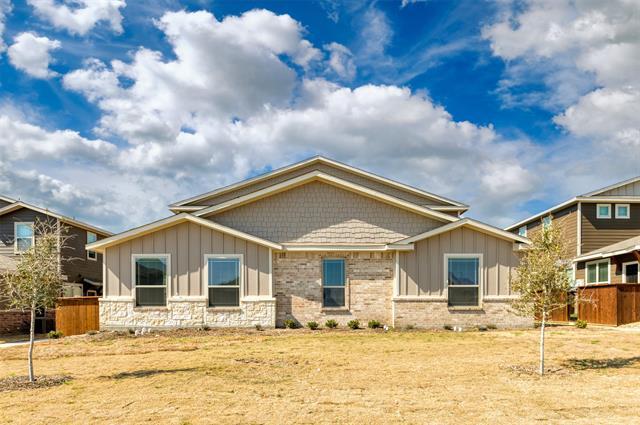 729 Harvest Moon Dr in Venus, TX - Foto de edificio