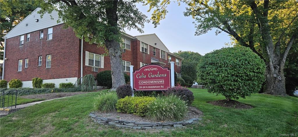 237 N Middletown Rd-Unit -E in Pearl River, NY - Foto de edificio