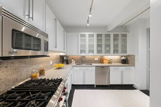 252 7th Ave in New York, NY - Building Photo - Building Photo