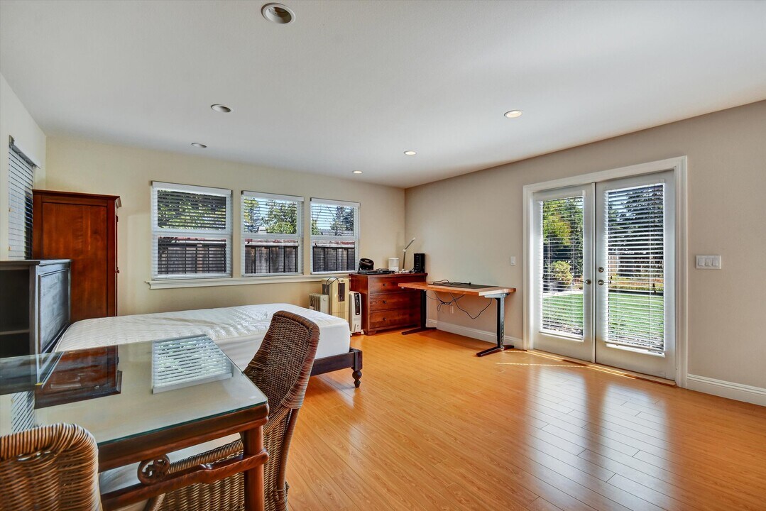 1368 Oakhurst Ave in Los Altos, CA - Building Photo