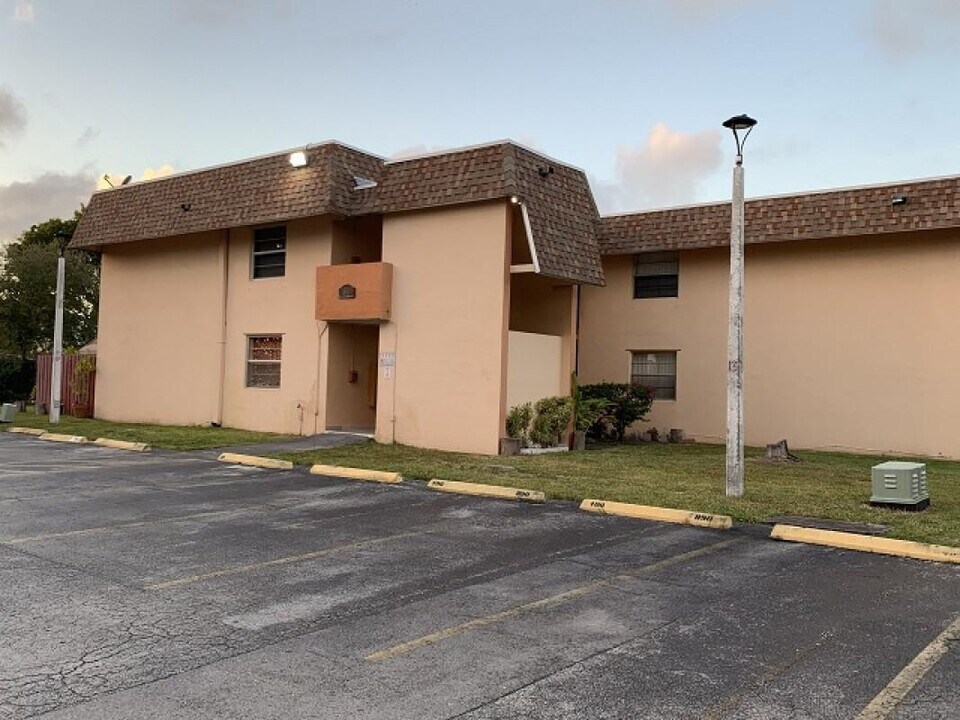 890 SW 129th Pl in Miami, FL - Building Photo