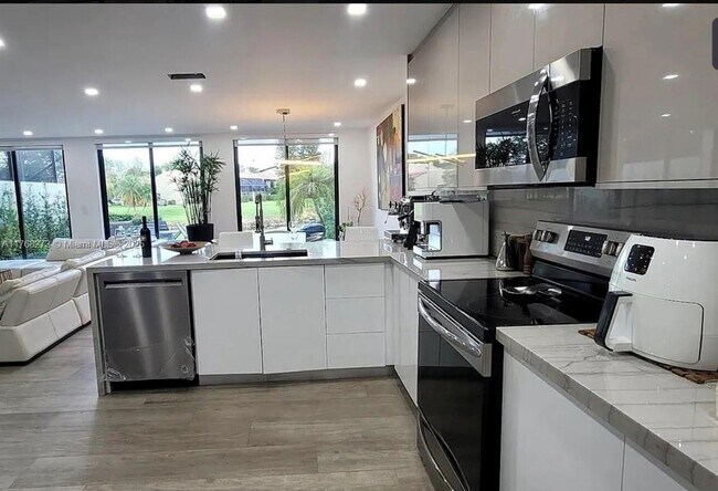 9925 Costa del Sol Blvd in Doral, FL - Building Photo - Building Photo