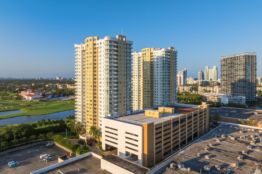 Duo Condominiums in Hallandale Beach, FL - Foto de edificio