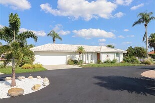 4 Casa Rio Dr in Englewood, FL - Building Photo
