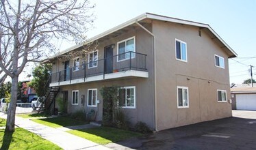 125 E Bay St in Costa Mesa, CA - Foto de edificio - Building Photo