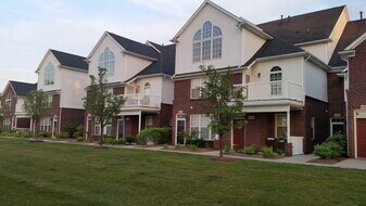 8471 Towne Center Cir in Warren, MI - Building Photo