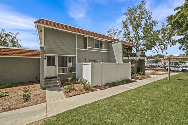 23006 Vía Cereza in Mission Viejo, CA - Building Photo - Building Photo