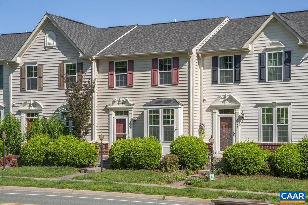 1852 Verona Dr in Charlottesville, VA - Foto de edificio