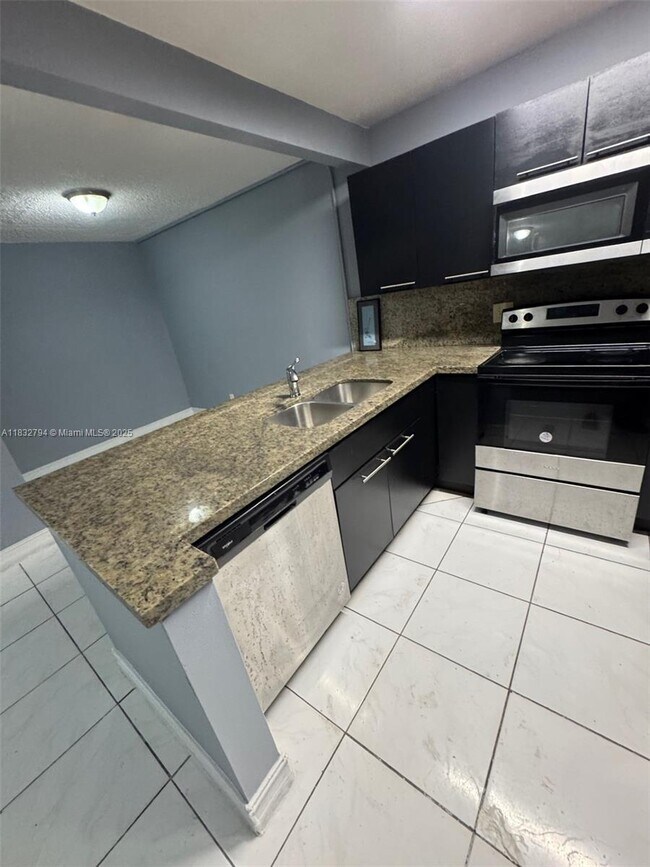 5955 NW 25th Ct in Sunrise, FL - Building Photo - Building Photo
