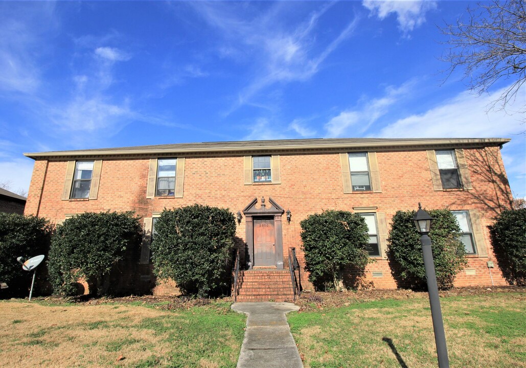 2600 Wynterhall Rd SE in Huntsville, AL - Foto de edificio