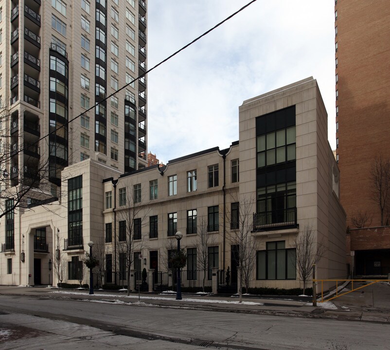 1a St Thomas St in Toronto, ON - Building Photo