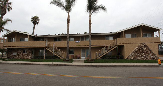 1101 Walnut Ave in Huntington Beach, CA - Building Photo - Building Photo