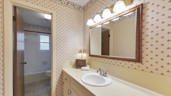 2574 Marilee Ln in Houston, TX - Foto de edificio - Building Photo