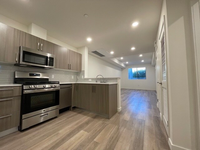 THE RADFORD- NILO RESIDENTIALS in Valley Village, CA - Foto de edificio - Building Photo