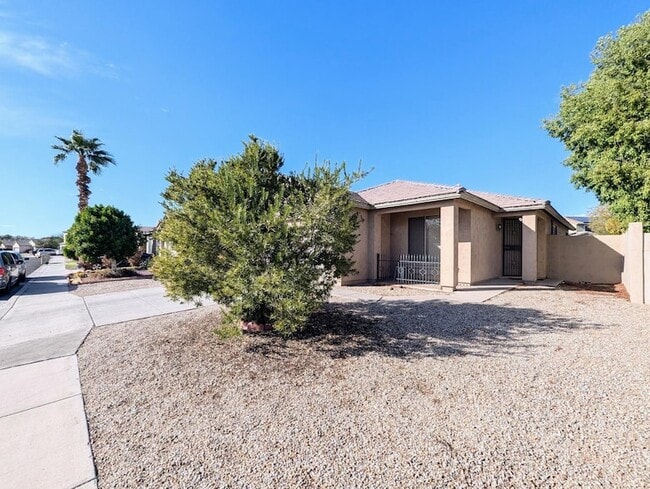 5770 W Golden Ln in Glendale, AZ - Building Photo - Building Photo